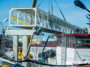 Instalace tubusu lávky Budvaru přes Kněžkodvorskou ulici