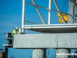 Instalace tubusu lávky Budvaru přes Kněžkodvorskou ulici