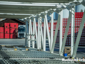 Instalace tubusu lávky Budvaru přes Kněžkodvorskou ulici