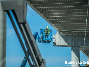 Instalace tubusu lávky Budvaru přes Kněžkodvorskou ulici