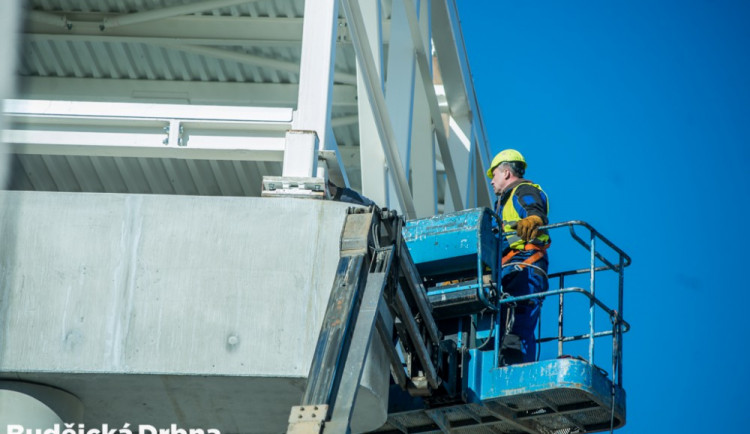 Instalace tubusu lávky Budvaru přes Kněžkodvorskou ulici