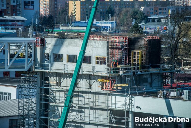 Instalace tubusu lávky Budvaru přes Kněžkodvorskou ulici