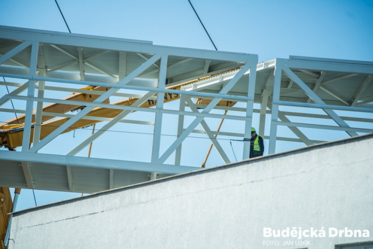 Instalace tubusu lávky Budvaru přes Kněžkodvorskou ulici