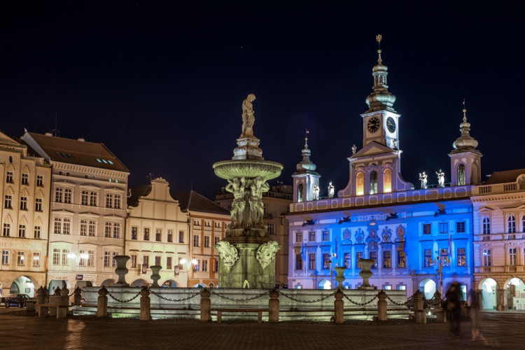 Českobudějovická radnice se připojila k celosvětové kampani „Rozsviťme se modře"