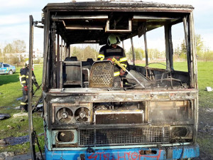 Požár vraku autobusu na louce u Vltavy v Českých Budějovicích