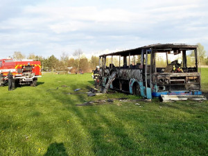 Požár vraku autobusu na louce u Vltavy v Českých Budějovicích