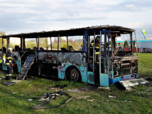 Požár vraku autobusu na louce u Vltavy v Českých Budějovicích