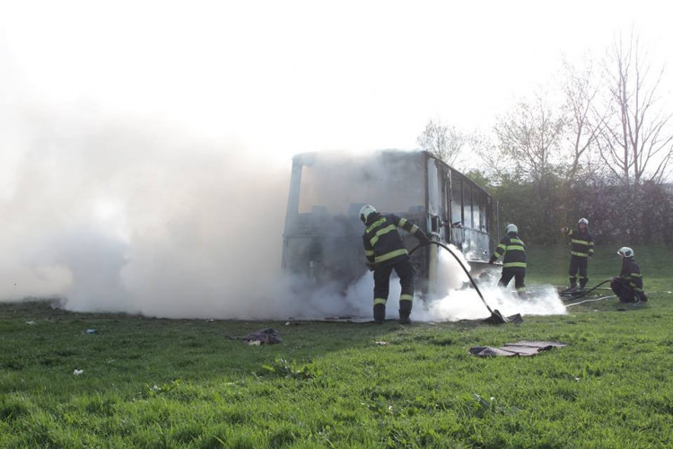 Požár vraku autobusu na louce u Vltavy v Českých Budějovicích