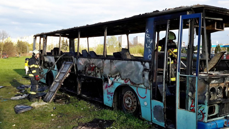 Požár vraku autobusu na louce u Vltavy v Českých Budějovicích