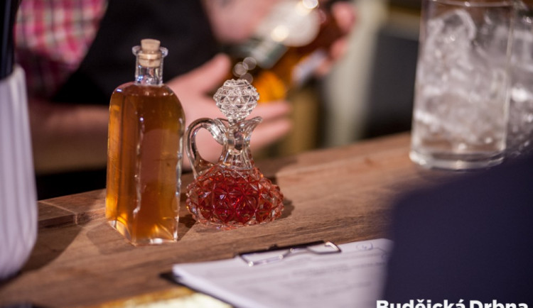 Barmanská soutěž v budějcké Žluté ponorce