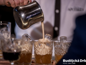 Barmanská soutěž v budějcké Žluté ponorce