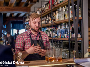 Barmanská soutěž v budějcké Žluté ponorce