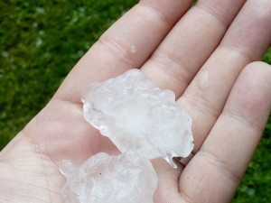 Kroupy z nedělní bouřky