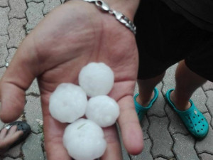 Kroupy z nedělní bouřky