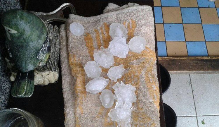 Kroupy z nedělní bouřky