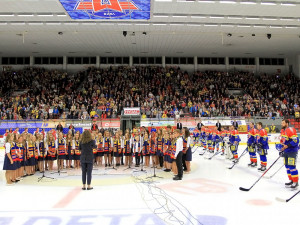 Před začátkem zápasu zpíval hymnu dětský pěvecký sbor Canzonetta