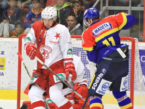 Slávistický bek Jiří Drtina zastavuje puk ještě před Frodlem, vpravo Čermák