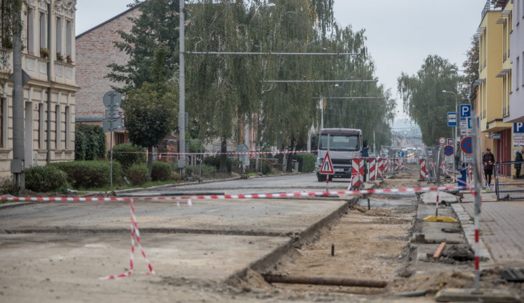 Křižovatka ulic B. Němcové a L. B. Schneidera při uzavírce Lidické třídy