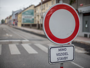 Křižovatka ulic B. Němcové a L. B. Schneidera při uzavírce Lidické třídy