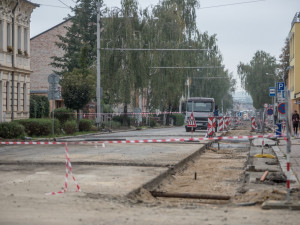 Křižovatka ulic B. Němcové a L. B. Schneidera při uzavírce Lidické třídy