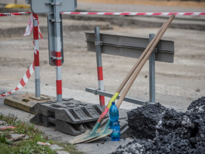 Křižovatka ulic B. Němcové a L. B. Schneidera při uzavírce Lidické třídy