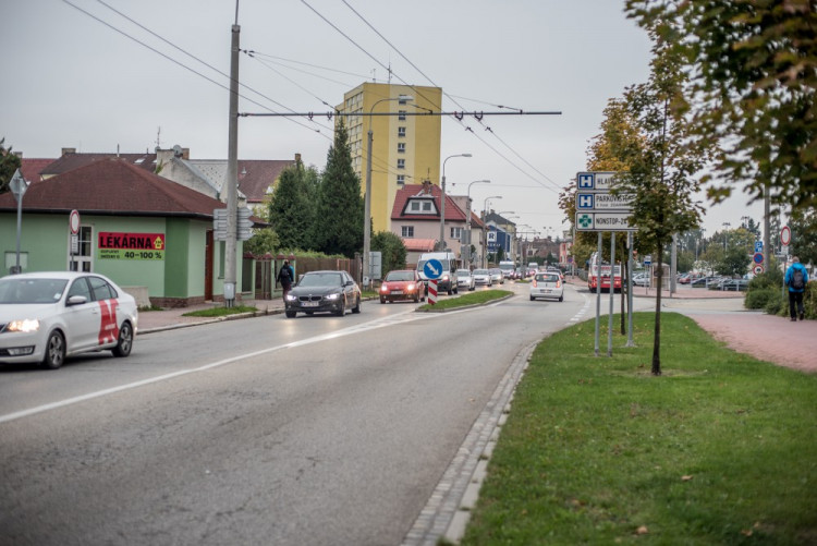 Křižovatka ulic B. Němcové a L. B. Schneidera při uzavírce Lidické třídy