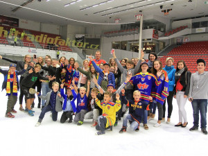 S žáky ZŠ Grünwaldova se po zápase přišel vyfotit Václav Nedorost