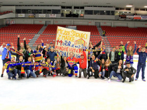 Středeční zápas díky novému projektu Třídy fandí Motoru sledovali žáci českobudějovické Základní školy Matice školské. Po utkání se s nimi přišel vyfotit Filip Novák