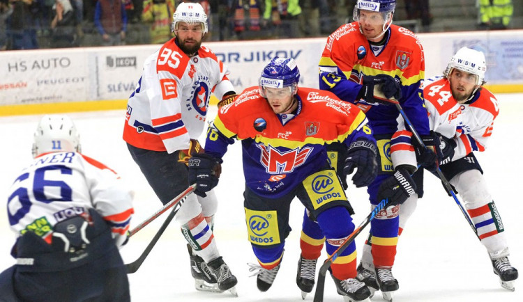 Pajič s Nedorostem mezi Divišem (vlevo) a Vodným