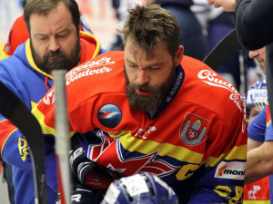 Krvavý šrám v obličeji Zdeňka Kutláka