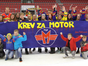 Díky projektu Třídy fandí Motoru se mohli školáci z Dukelské vyfotit přímo na ledě v autorem hattricku