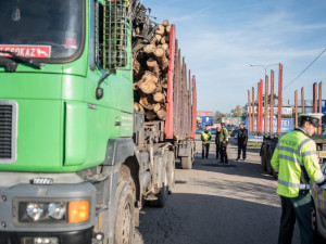 Policisté se zaměřili na nákladní auta
