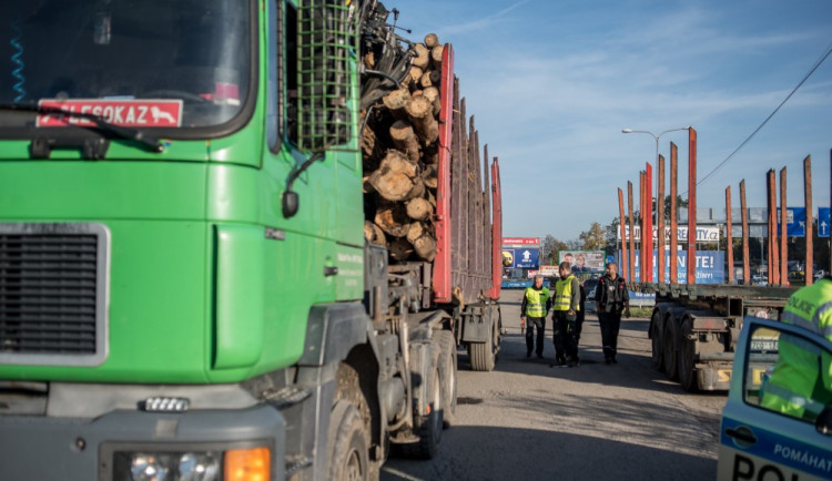 Policisté se zaměřili na nákladní auta