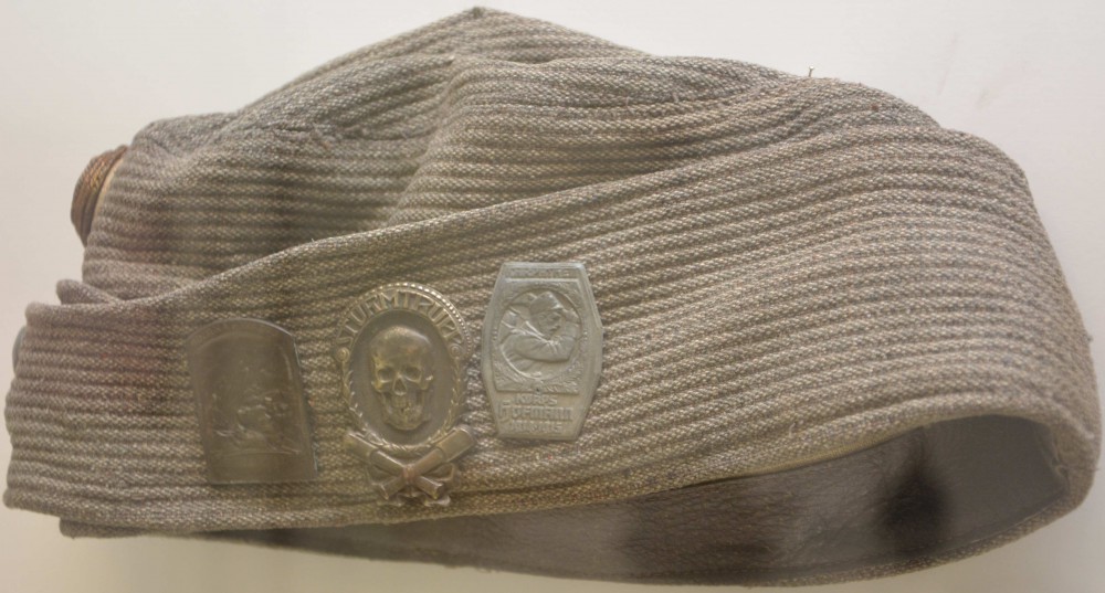 Návštěvníci si mohou mimo jiné seznámit s modelem zákopu, nad kterým krouží letadlo, dobovými zbraněmi i uniformami, předměty denní potřeby vojáků, jejich výstrojí či dopisy. 
