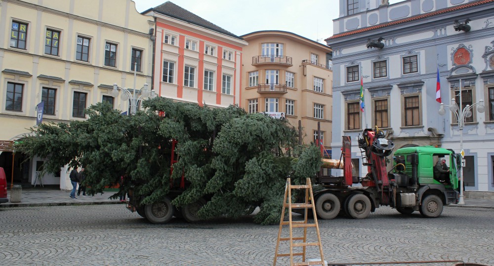 Usazování vánočního stromu na budějcké náměstí