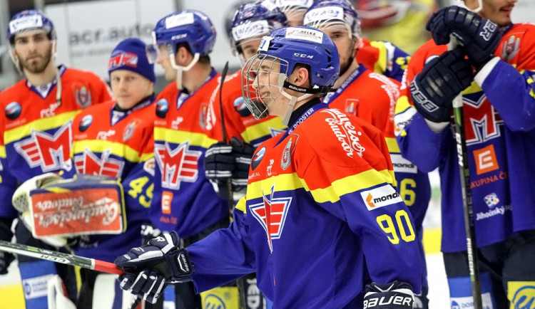 Šestnáctiletý Matěj Toman si užíval vlastní děkovačku. Jeho výkon ocenili fanoušci i spoluhráči