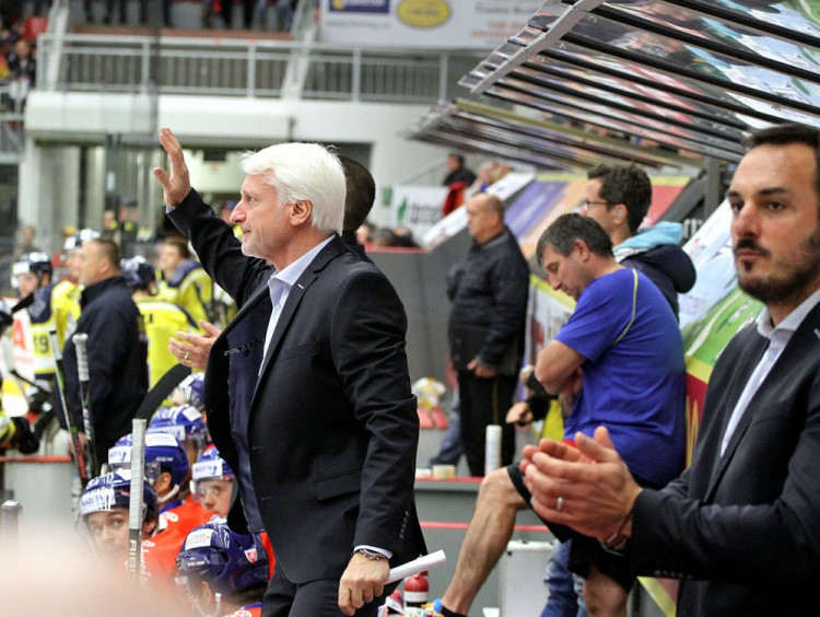 Marianu Jelínkovi gratulovala k jeho 54. narozeninám, které slavil v den zápasu, celá hala