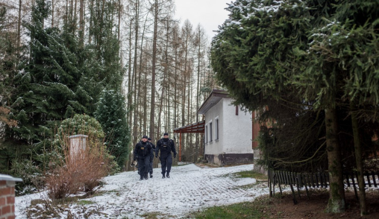 Policisté kontrolují chaty a chalupy