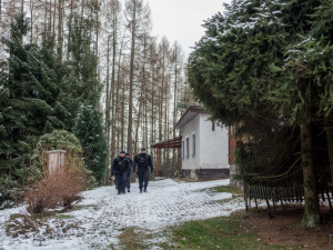 Policisté kontrolují chaty a chalupy