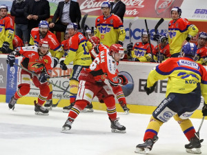 Nápřah Lukáše Luňáka u domácí střídačky