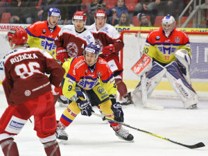 Roman Vráblík v oslabení sleduje počínání Marka Růžičky