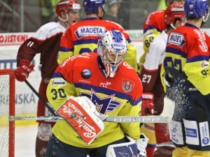 Tenisový úder Petra Kváči v přerušené hře