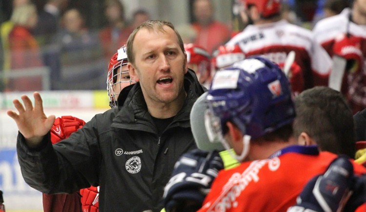 Frýdeckomístecký trenér Marek Malík, hokejista s bohatými zkušenostmi z NHL, během zápasu jen těžko držel emoce na uzdě