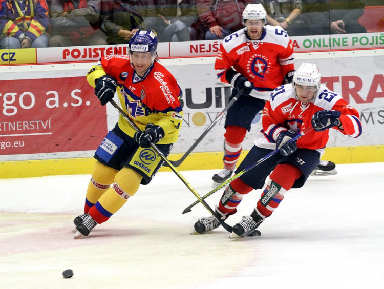 Filip Novák stíhá kotouč společně s Petrem Kratochvílem