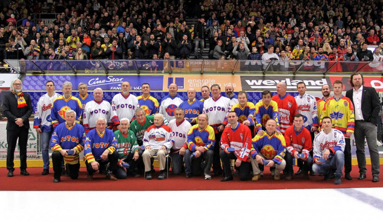 Oslavy 90 let od založení českobudějovického hokejového klubu se zúčastnilo 30 hráčů, kteří odehráli v dresu jihočeského celku minimálně deset sezon (na snímku chybí Lukáš Květoň, který odešel do kabiny)