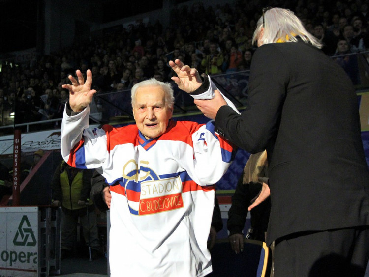 Nejstaršímu žijícímu ligovému hokejistovi, sedmadevadesátiletému Václavu Lencovi, aplaudovala při slavnostním ceremionálu celá Budvar aréna