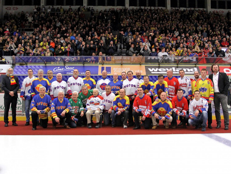 Oslavy 90 let od založení českobudějovického hokejového klubu se zúčastnilo 30 hráčů, kteří odehráli v dresu jihočeského celku minimálně deset sezon (na snímku chybí Lukáš Květoň, který odešel do kabiny)