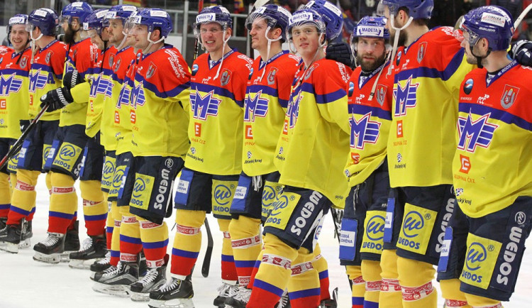 "Všichni hráči za ramena!"