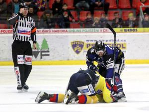 ...havířovský kapitán ale domácího snajpra stejně povalil na led.