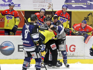 Další pěstní souboj, po kterém putovali Fillman s Kalusem do kabin. Domácí obránce odcházel jako vítěz